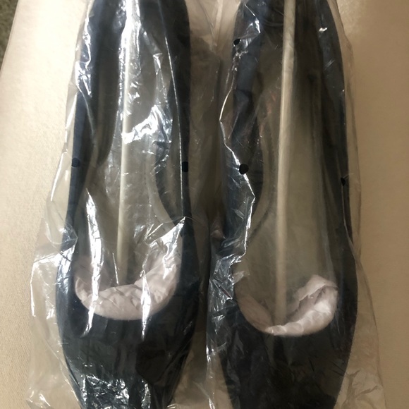 Tahari Navy Blue Suede Flats Size 9 1/2 M - Picture 8 of 10